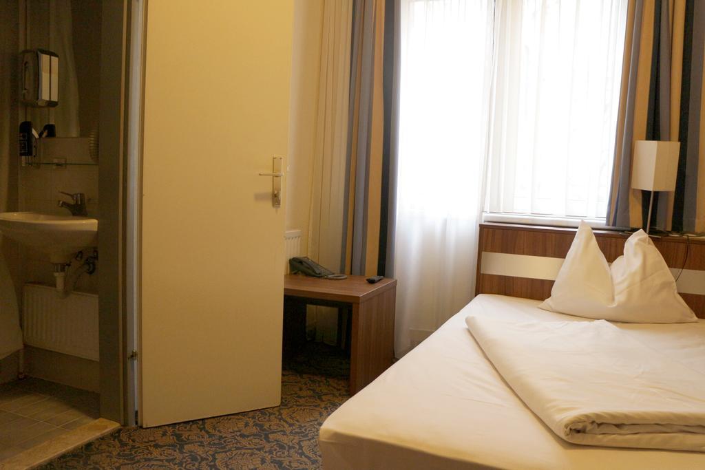 Hotel Carina Виена Екстериор снимка