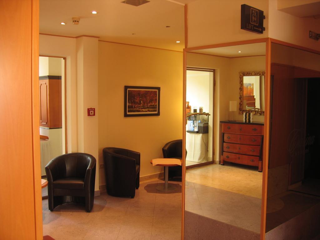 Hotel Carina Виена Екстериор снимка